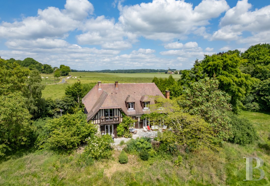 En Normandie, dans le parc régional des Boucles de la Seine, une villa de style anglo-normand - photo  n°1